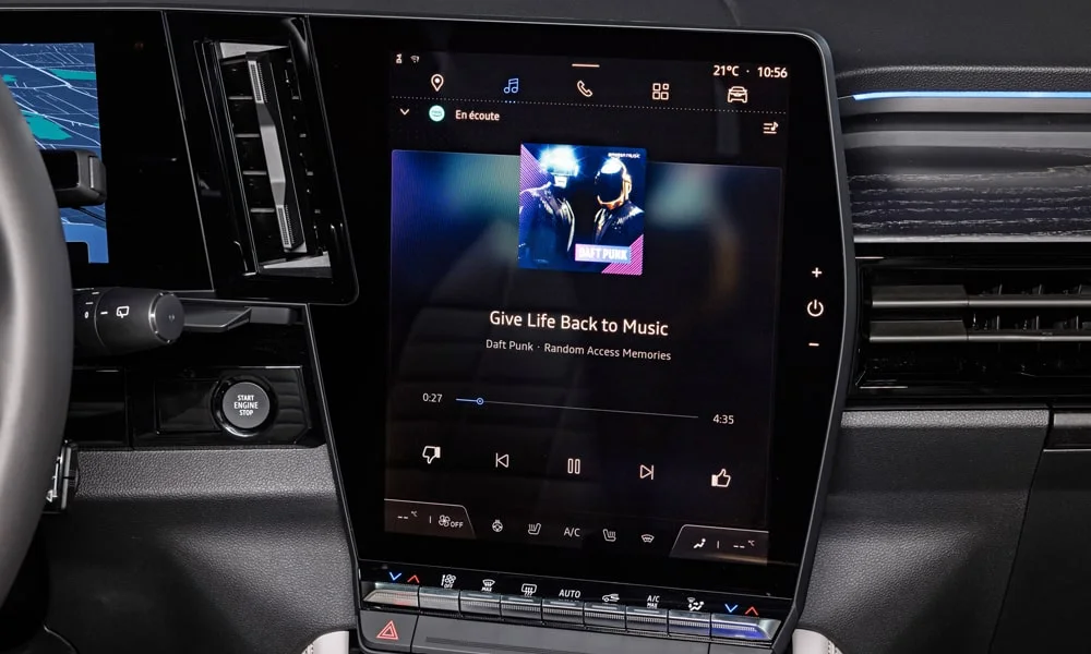 Фото Renault Espace (2024) — экран мультимедиа, фото 2. Вертикальный экран мультимедиа — карты и списки помещаются целиком. Поддержка смартфонов и обновления «по воздуху» — ключевые вопросы к медиасистеме; наличие русификации уточняйте у дилера Renault Espace (2024) — экран мультимедиа, фото 2