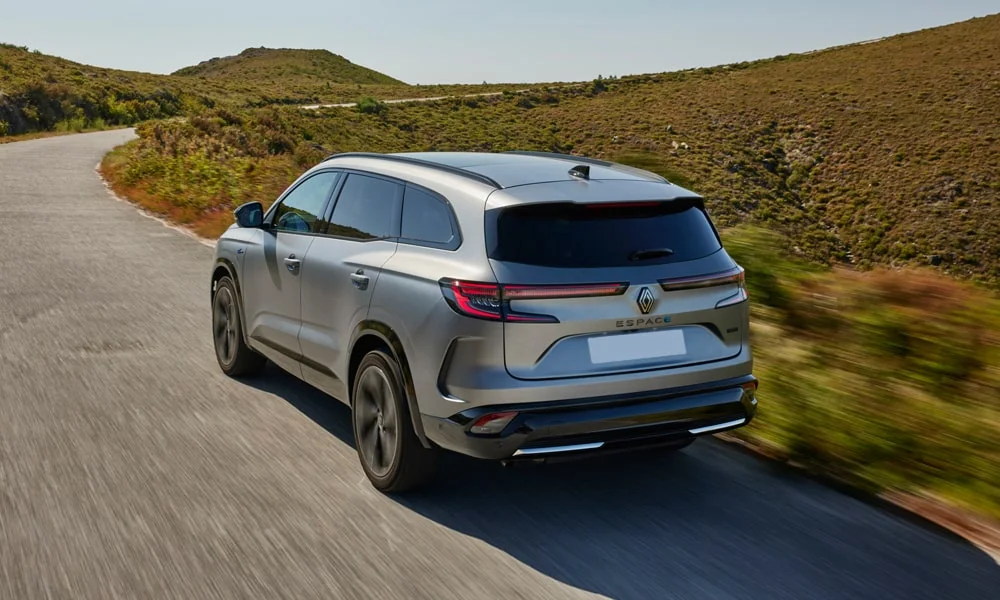 Фото Renault Espace (2024) — вид сзади, фото 4. Графика фонарей, бампер и оформление пятой двери. Светодиодная полоса или раздельные секции — задняя оптика стала главным украшением кормы Renault Espace (2024) — вид сзади, фото 4