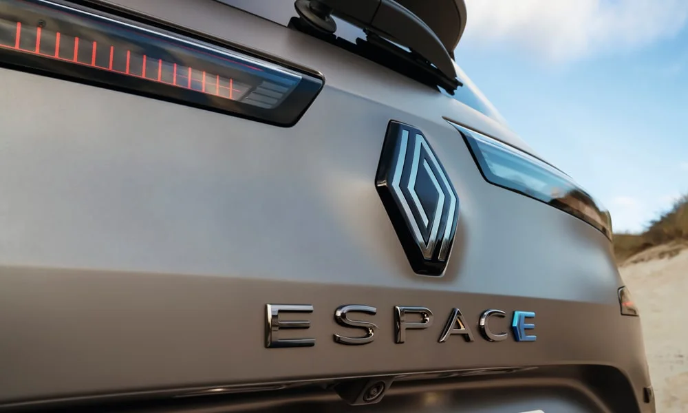 Фото Renault Espace (2024) — вид сзади, фото 5. Графика фонарей, бампер и оформление пятой двери. Светодиодная полоса или раздельные секции — задняя оптика стала главным украшением кормы Renault Espace (2024) — вид сзади, фото 5