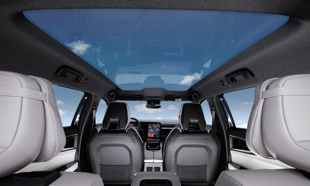 Фото Renault Espace (2024) — панорамная крыша. Остекление крыши изнутри: света в салоне заметно больше. Шторка с электроприводом закрывает стекло в жару Renault Espace (2024) — панорамная крыша