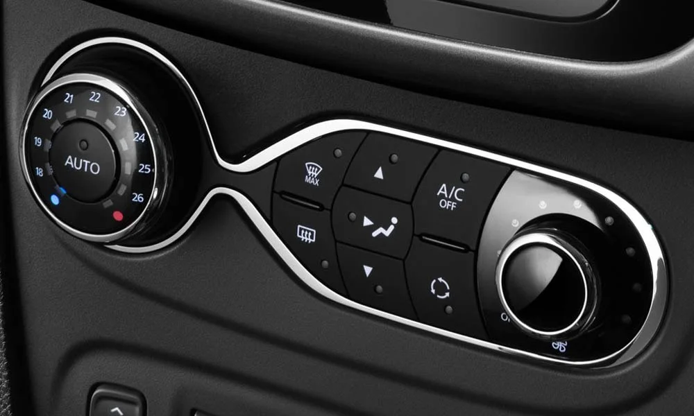 Фото Renault Logan Stepway — блок климат-контроля. Физические клавиши температуры и обдува. Раздельные зоны позволяют водителю и пассажиру выбрать свою температуру Renault Logan Stepway — блок климат-контроля