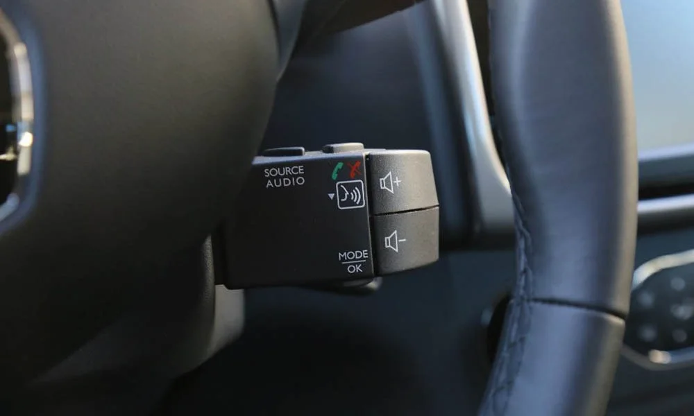 Фото Renault Logan Stepway — подрулевой переключатель. Рычаг на рулевой колонке — управление без отрыва рук от руля. Управление на колонке разгружает центральную консоль под ниши и зарядки Renault Logan Stepway — подрулевой переключатель