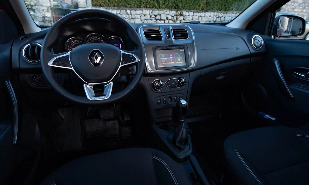 Фото Renault Logan Stepway — передняя панель. Панель в тёмно-синей отделке — видна компоновка экранов и органов управления Renault Logan Stepway — передняя панель