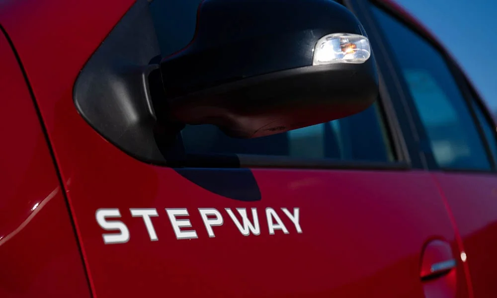 Фото Renault Logan Stepway — экстерьер. Фрагмент кузова: фактура и исполнение детали. Мелкие элементы экстерьера дополняют общий стиль модели Renault Logan Stepway — экстерьер
