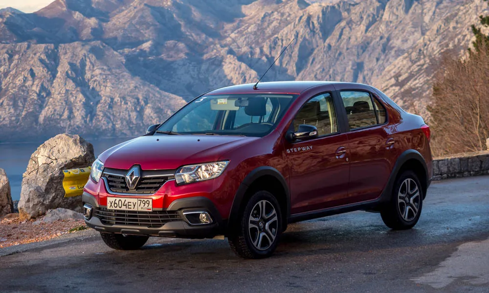 Фото Renault Logan Stepway — вид спереди, фото 4. Красный кузов, строгая симметрия оптики — базовый ракурс знакомства с дизайном. Рисунок ходовых огней — подпись модели, по нему её узнают в потоке Renault Logan Stepway — вид спереди, фото 4