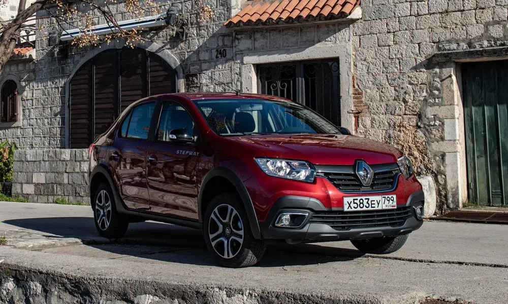 Фото Renault Logan Stepway — вид спереди, фото 5. Красный кузов, строгая симметрия оптики — базовый ракурс знакомства с дизайном. Рисунок ходовых огней — подпись модели, по нему её узнают в потоке Renault Logan Stepway — вид спереди, фото 5