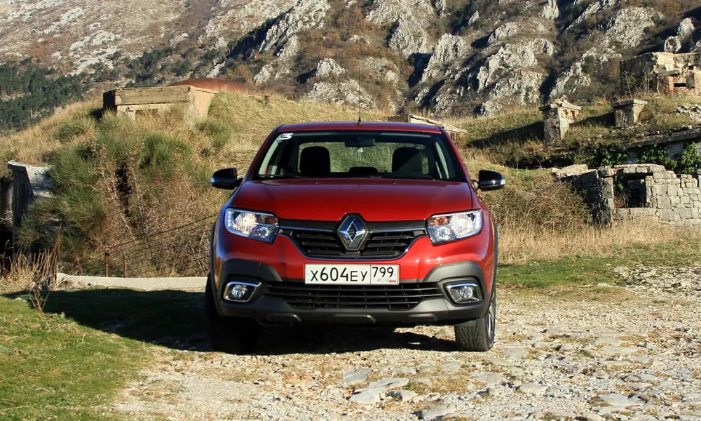 Фото Renault Logan Stepway — вид спереди, фото 8. Красный кузов, строгая симметрия оптики — базовый ракурс знакомства с дизайном. Дневные ходовые огни включаются автоматически с запуском Renault Logan Stepway — вид спереди, фото 8
