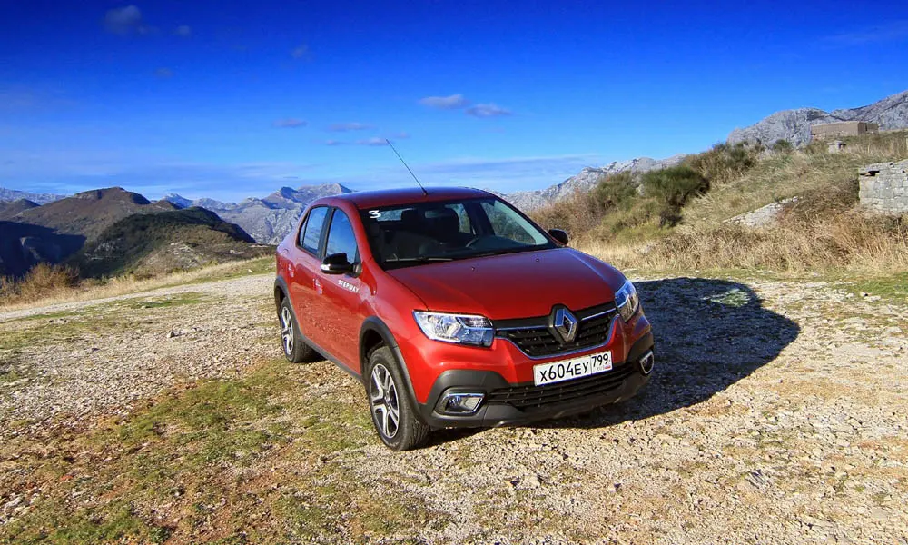 Фото Renault Logan Stepway — вид спереди, фото 9. Красный кузов, строгая симметрия оптики — базовый ракурс знакомства с дизайном Renault Logan Stepway — вид спереди, фото 9