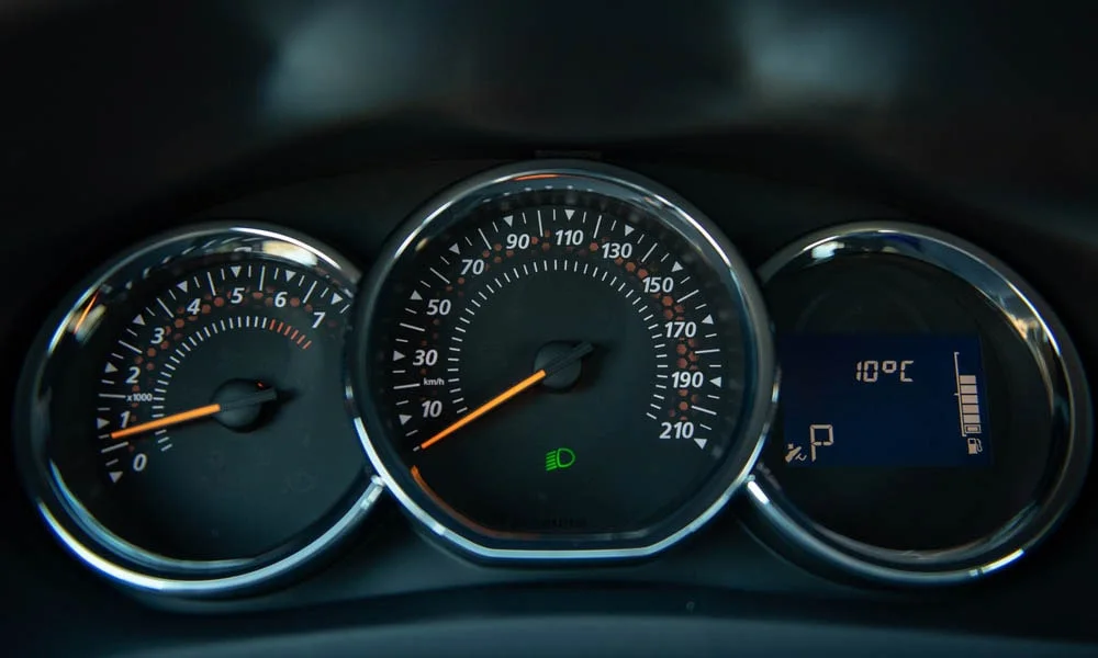 Фото Renault Logan Stepway — приборная панель. Скорость, запас хода и подсказки ассистентов перед глазами. Компоновка приборов настраивается в меню у большинства версий Renault Logan Stepway — приборная панель