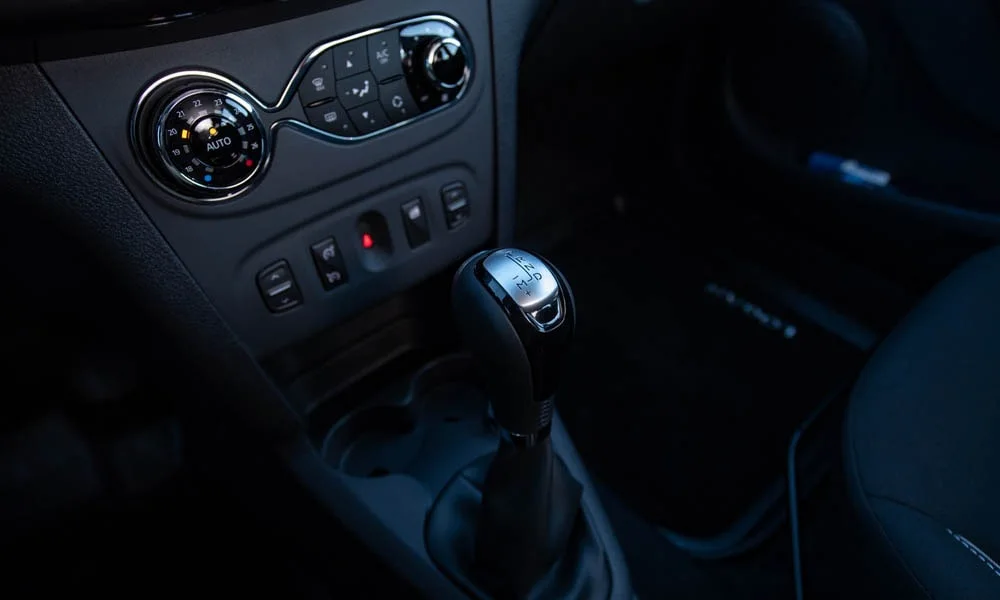 Фото Renault Logan Stepway — селектор коробки передач. Селектор трансмиссии на центральной консоли Renault Logan Stepway — селектор коробки передач