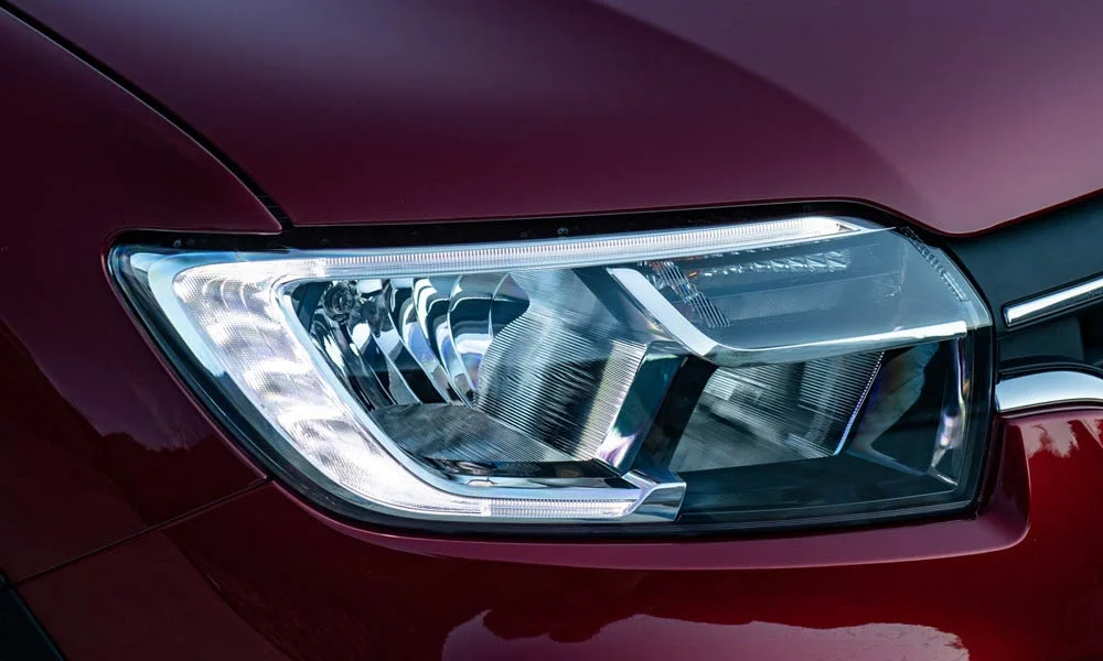 Фото Renault Logan Stepway — передняя оптика. Начинка фары: модули ближнего и дальнего света, ходовые огни Renault Logan Stepway — передняя оптика