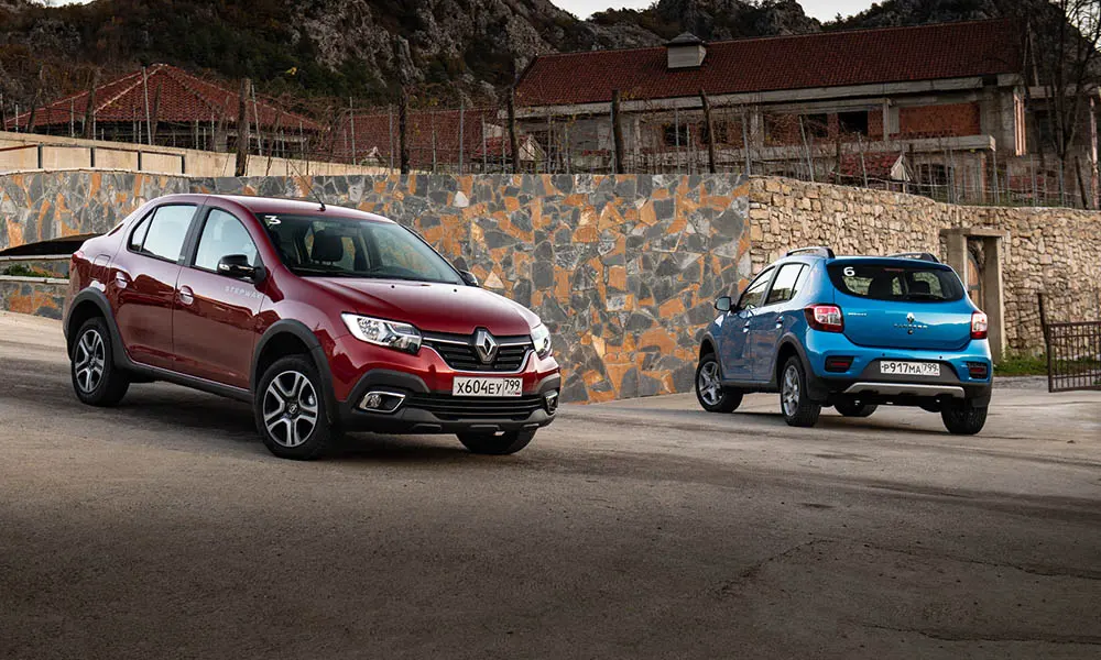 Фото Renault Logan Stepway — вид сзади, фото 3. Синий кузов сзади — фонари и бампер определяют ночной образ модели. Светодиодная полоса или раздельные секции — задняя оптика стала главным украшением кормы Renault Logan Stepway — вид сзади, фото 3