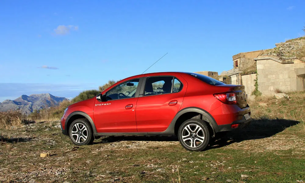 Фото Renault Logan Stepway — вид сзади, фото 4. Красный кузов сзади — фонари и бампер определяют ночной образ модели. Насадки выхлопа или их имитация внизу бампера различают версии Renault Logan Stepway — вид сзади, фото 4