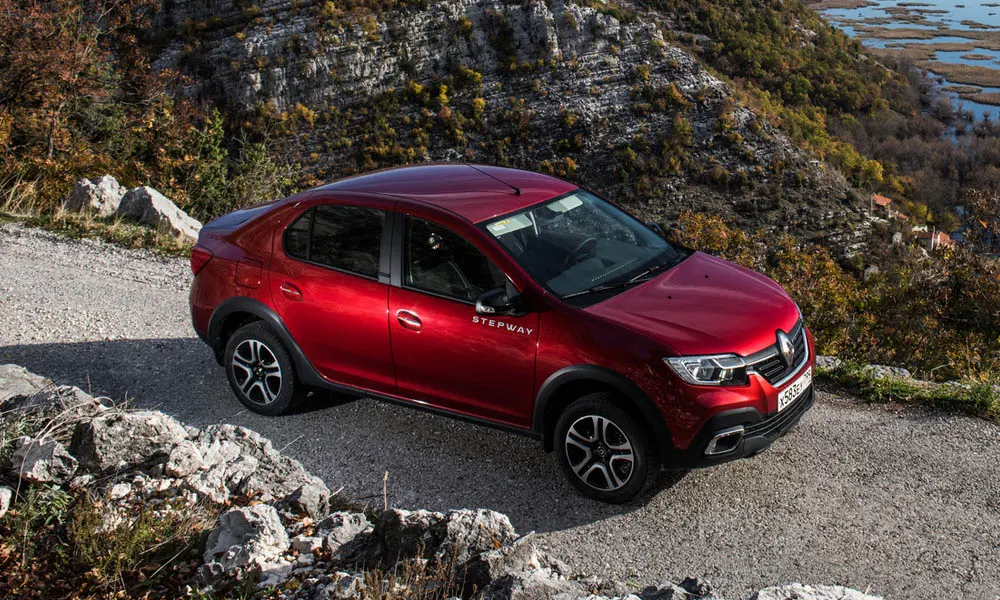 Фото Renault Logan Stepway — крыша. Линия крыши и панорамное остекление с высоты. Рейлинги рассчитаны на поперечины для бокса или велокреплений Renault Logan Stepway — крыша