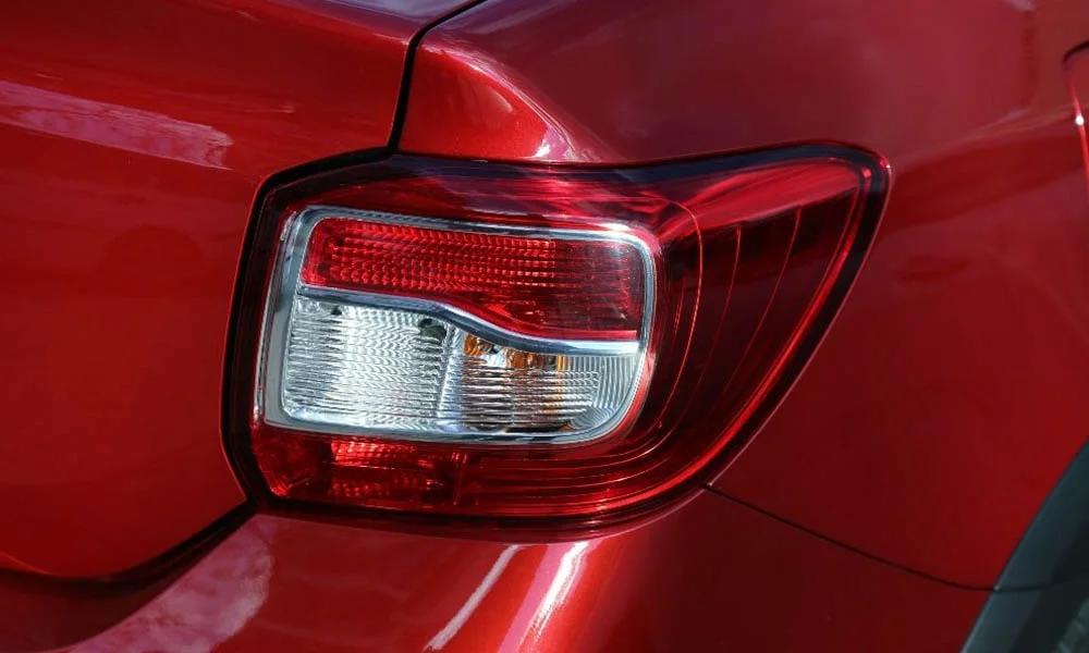 Фото Renault Logan Stepway — задние фонари. Графика секций крупным планом — ночная подпись модели. Динамические поворотники с бегущей индикацией встречаются в старших комплектациях Renault Logan Stepway — задние фонари