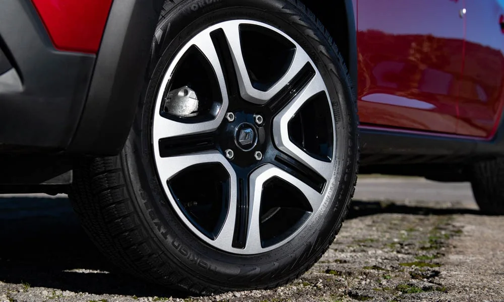 Фото Renault Logan Stepway — колесо и диск. Дизайн спиц и профиль резины крупным планом. Индекс скорости и нагрузки читается на боковине шины Renault Logan Stepway — колесо и диск