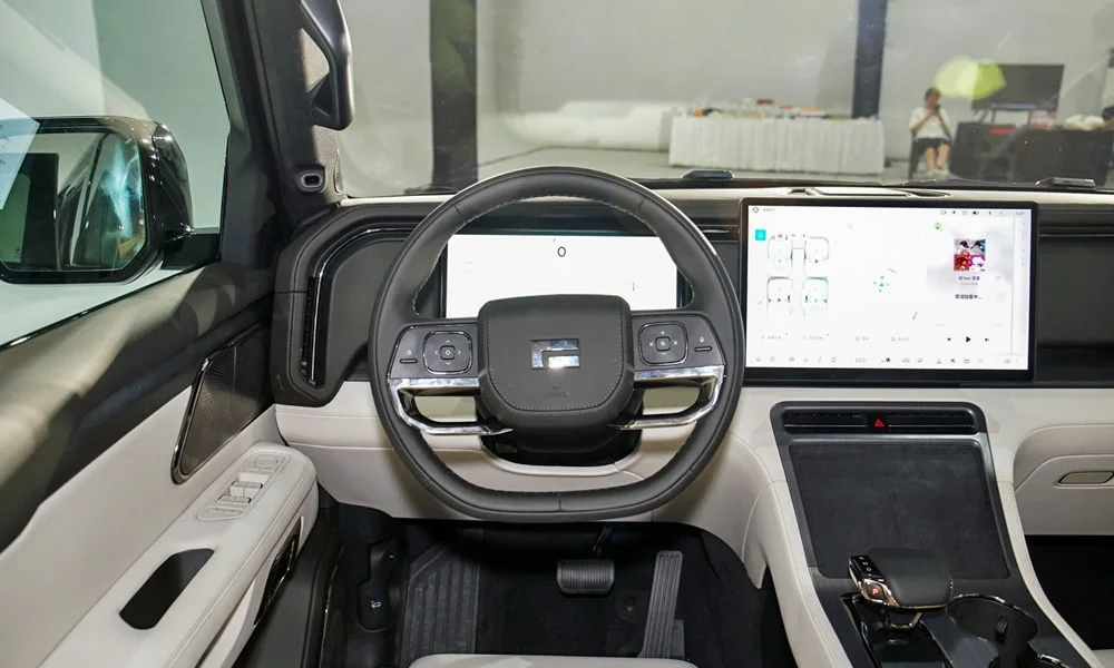 Фото Rox Motor Rox Motor 01 (2024) — передняя панель. Передняя панель в светло-серой отделке: расположение экранов и дефлекторов. Мягкие материалы верхнего яруса и вставки задают уровень интерьера Rox Motor Rox Motor 01 (2024) — передняя панель