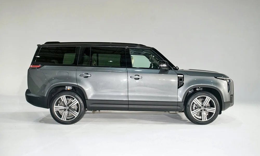 Фото Rox Motor Rox Motor 01 (2024) — вид сбоку. Сбоку читаются линия остекления и характер выштамповок на сером кузове. Хромированные или чёрные молдинги окон отличают комплектации Rox Motor Rox Motor 01 (2024) — вид сбоку