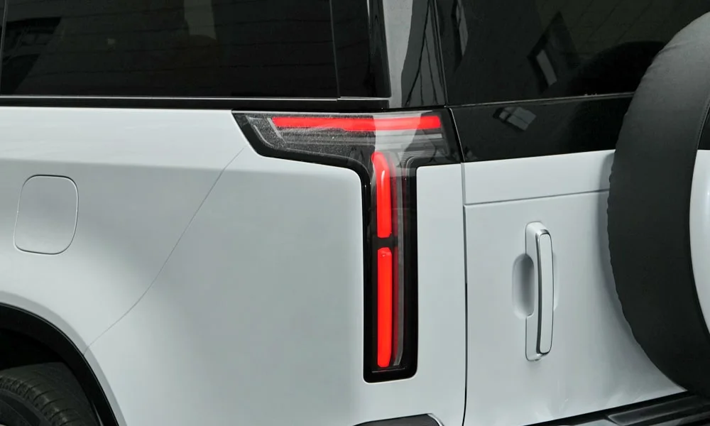 Фото Rox Motor Rox Motor 01 (2024) — задние фонари. Графика секций крупным планом — ночная подпись модели Rox Motor Rox Motor 01 (2024) — задние фонари