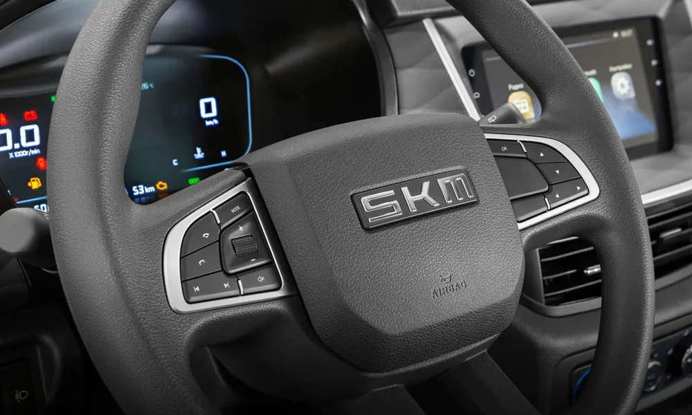 Фото SKM M7 Фургон (2026) — приборная панель. Скорость, запас хода и подсказки ассистентов перед глазами. Компоновка приборов настраивается в меню у большинства версий SKM M7 Фургон (2026) — приборная панель