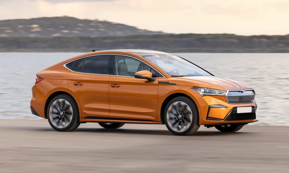 Фото Skoda Enyaq Coupe (2024) — вид спереди, фото 8. Анфас: пропорции капота, посадка кузова и графика ходовых огней Skoda Enyaq Coupe (2024) — вид спереди, фото 8