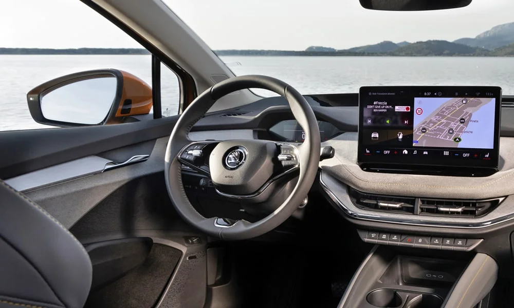 Фото Skoda Enyaq Coupe (2024) — интерьер. Общий план салона: архитектура панели, консоль и кресла. Уровень отделки читается по стыкам панелей и мягким поверхностям в зонах касания Skoda Enyaq Coupe (2024) — интерьер