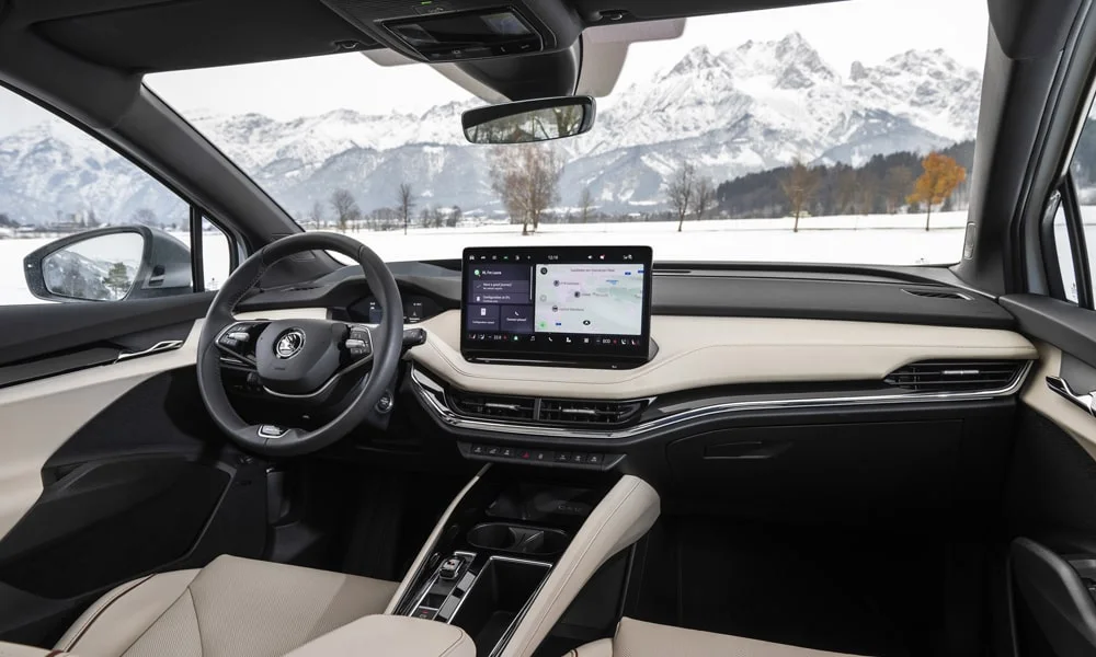 Фото Skoda Enyaq Coupe (2024) — экран мультимедиа. Вертикальный экран мультимедиа — карты и списки помещаются целиком. Климат и обогревы часто управляются с этого экрана — привыкание занимает пару дней Skoda Enyaq Coupe (2024) — экран мультимедиа