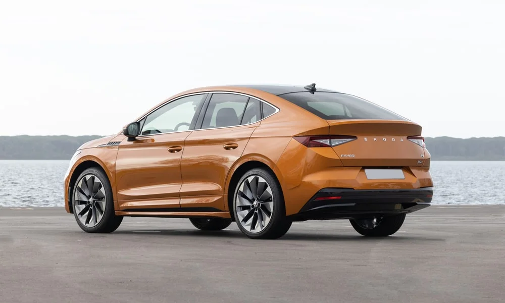 Фото Skoda Enyaq Coupe (2024) — вид сзади, фото 3. Линия крыши, стойки и задняя дверь в оранжевом исполнении Skoda Enyaq Coupe (2024) — вид сзади, фото 3