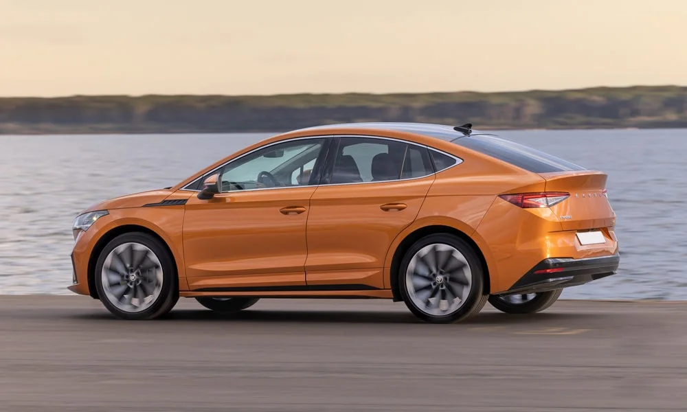 Фото Skoda Enyaq Coupe (2024) — вид сзади, фото 8. Графика фонарей, бампер и оформление пятой двери. Насадки выхлопа или их имитация внизу бампера различают версии Skoda Enyaq Coupe (2024) — вид сзади, фото 8