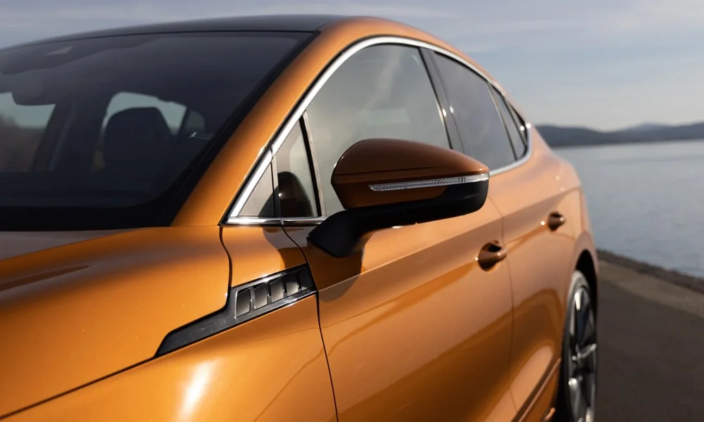 Фото Skoda Enyaq Coupe (2024) — вид сбоку, фото 3. Профиль кузова: колёсная база, свесы и линия остекления. Длинная база — простор второго ряда; короткие свесы упрощают парковку Skoda Enyaq Coupe (2024) — вид сбоку, фото 3