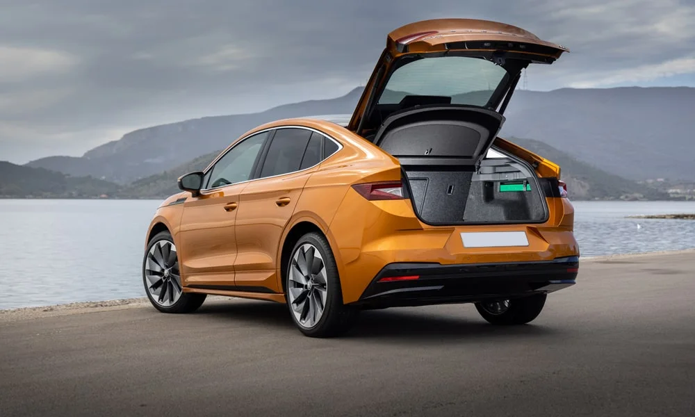 Фото Skoda Enyaq Coupe (2024) — багажник. Грузовой отсек с открытой дверью: погрузочная высота и ширина проёма. Под полом обычно размещены органайзер, докатка или ремкомплект Skoda Enyaq Coupe (2024) — багажник
