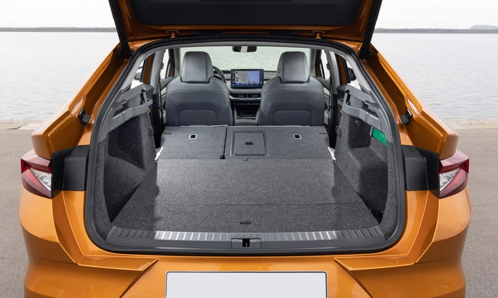 Фото Skoda Enyaq Coupe (2024) — багажник, фото 3. Форма проёма, ровный пол и организация пространства. Под полом обычно размещены органайзер, докатка или ремкомплект Skoda Enyaq Coupe (2024) — багажник, фото 3