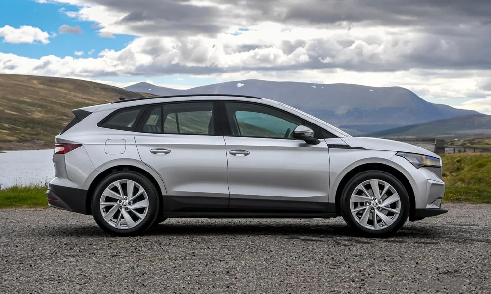 Skoda Enyaq (2024) — вид сбоку