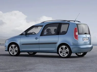 Фото Skoda Fabia Monte Carlo — крыша. Линия крыши и панорамное остекление с высоты. Рейлинги рассчитаны на поперечины для бокса или велокреплений Skoda Fabia Monte Carlo — крыша
