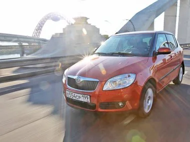 Фото Skoda Fabia Monte Carlo — вид сзади, фото 4. Линия крыши, стойки и задняя дверь в красном исполнении. Насадки выхлопа или их имитация внизу бампера различают версии Skoda Fabia Monte Carlo — вид сзади, фото 4
