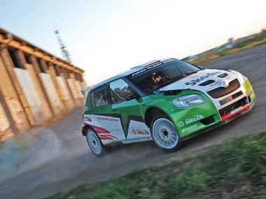 Фото Skoda Fabia Monte Carlo — вид сбоку, фото 2. Профиль в красном цвете: соотношение колёсной базы и свесов Skoda Fabia Monte Carlo — вид сбоку, фото 2