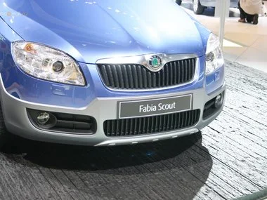 Фото Skoda Fabia Monte Carlo — передняя панель. Компоновка экранов, дефлекторов и консоли. Мягкие материалы верхнего яруса и вставки задают уровень интерьера Skoda Fabia Monte Carlo — передняя панель