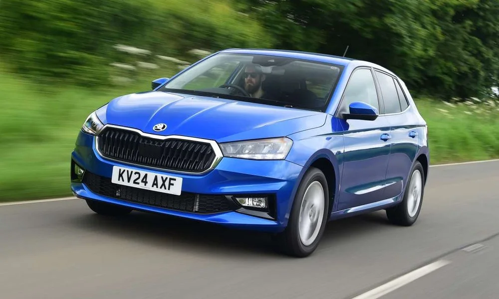 Фото Skoda Fabia Scout — вид спереди, фото 2. Оптика, решётка и бампер — первое впечатление о модели. Рисунок ходовых огней — подпись модели, по нему её узнают в потоке Skoda Fabia Scout — вид спереди, фото 2