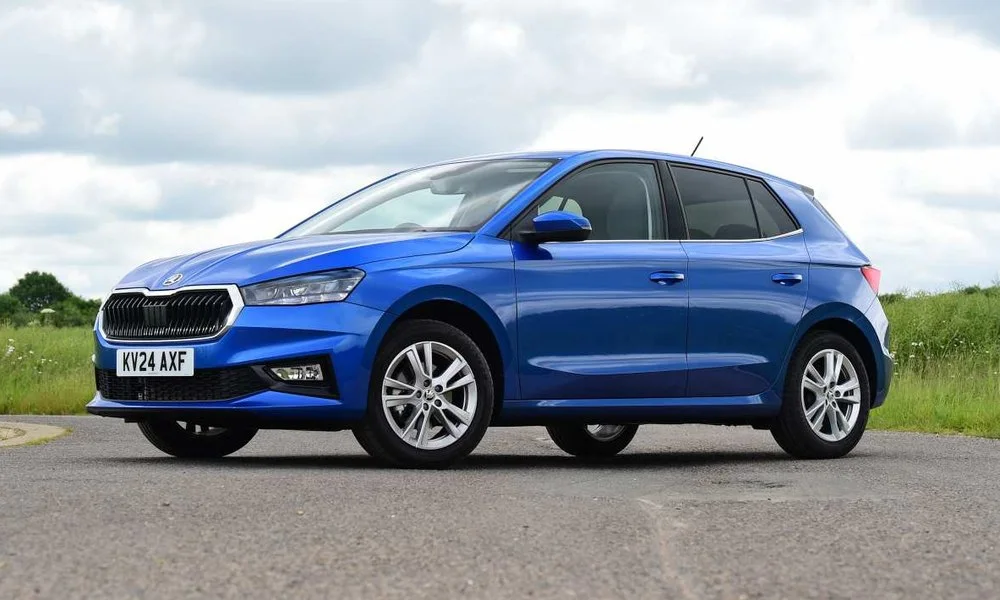 Фото Skoda Fabia Scout — вид спереди, фото 3. Анфас: пропорции капота, посадка кузова и графика ходовых огней Skoda Fabia Scout — вид спереди, фото 3