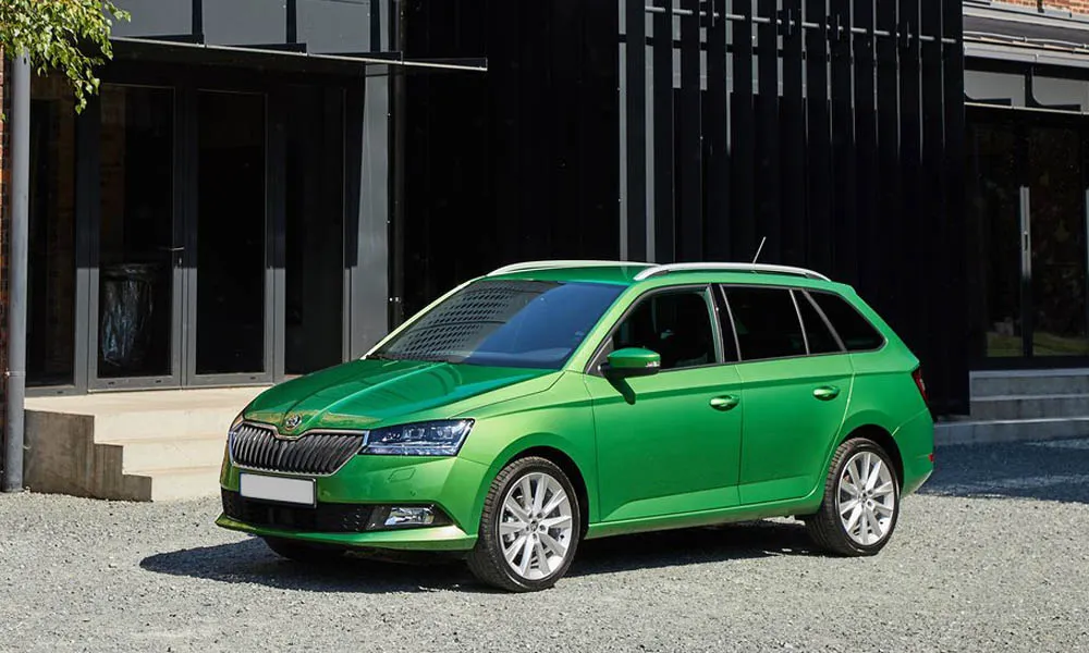 Фото Skoda Fabia — вид спереди, фото 16. Анфас: пропорции капота, посадка кузова и графика ходовых огней Skoda Fabia — вид спереди, фото 16