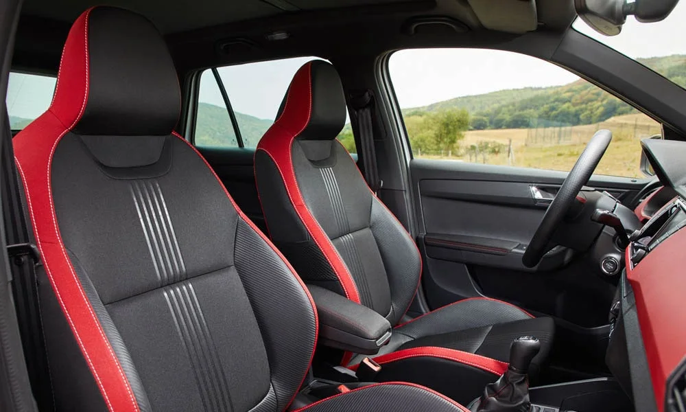 Фото Skoda Fabia — передние сиденья. Передние кресла в перфорированной коже Skoda Fabia — передние сиденья