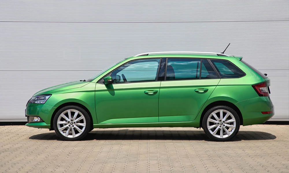 Фото Skoda Fabia — вид сбоку, фото 7. Профиль кузова: колёсная база, свесы и линия остекления. Длинная база — простор второго ряда; короткие свесы упрощают парковку Skoda Fabia — вид сбоку, фото 7