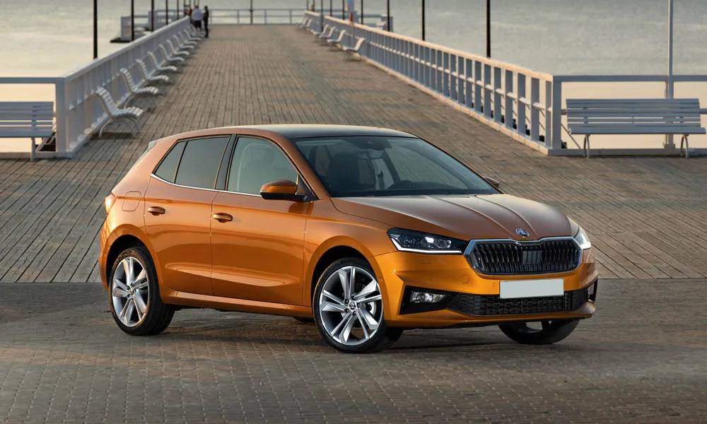 Фото Skoda Fabia — вид спереди. Оптика, решётка и бампер — первое впечатление о модели. Рисунок ходовых огней — подпись модели, по нему её узнают в потоке Skoda Fabia — вид спереди