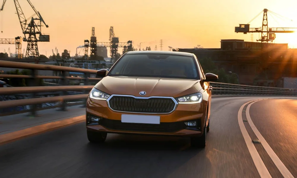 Фото Skoda Fabia — вид спереди, фото 3. Анфас: пропорции капота, посадка кузова и графика ходовых огней. Рисунок ходовых огней — подпись модели, по нему её узнают в потоке Skoda Fabia — вид спереди, фото 3
