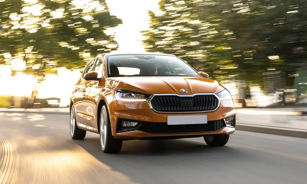 Фото Skoda Fabia — вид спереди, фото 6. Оптика, решётка и бампер — первое впечатление о модели. Дневные ходовые огни включаются автоматически с запуском Skoda Fabia — вид спереди, фото 6