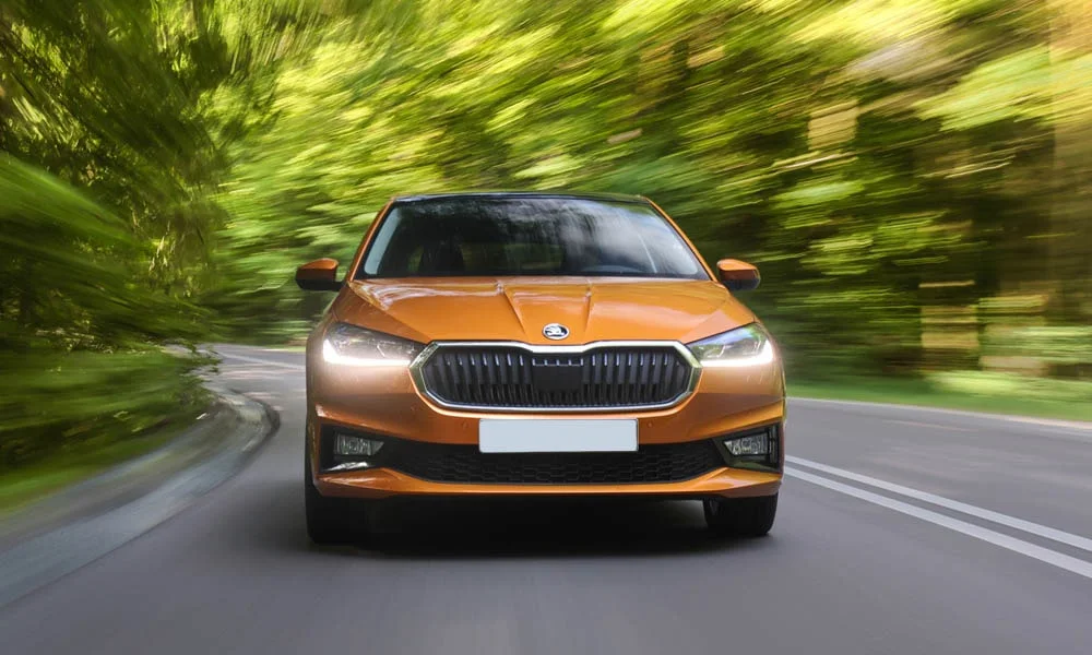 Фото Skoda Fabia — вид спереди, фото 7. Оптика, решётка и бампер — первое впечатление о модели. Дневные ходовые огни включаются автоматически с запуском Skoda Fabia — вид спереди, фото 7