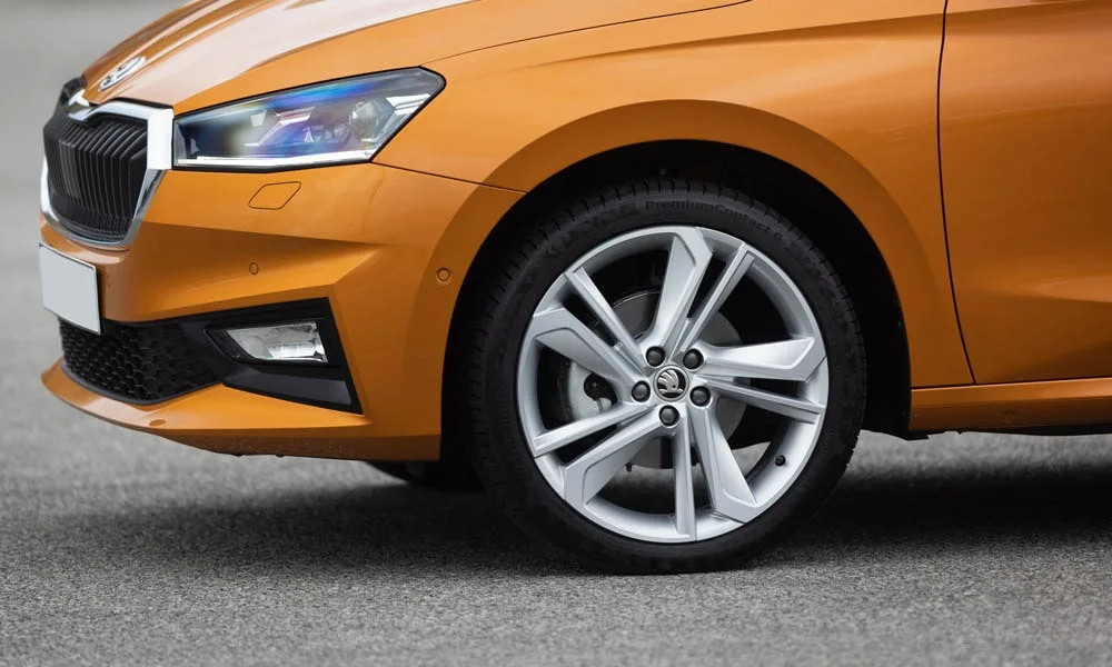 Фото Skoda Fabia — вид спереди, фото 9. Анфас: пропорции капота, посадка кузова и графика ходовых огней. Рисунок ходовых огней — подпись модели, по нему её узнают в потоке Skoda Fabia — вид спереди, фото 9