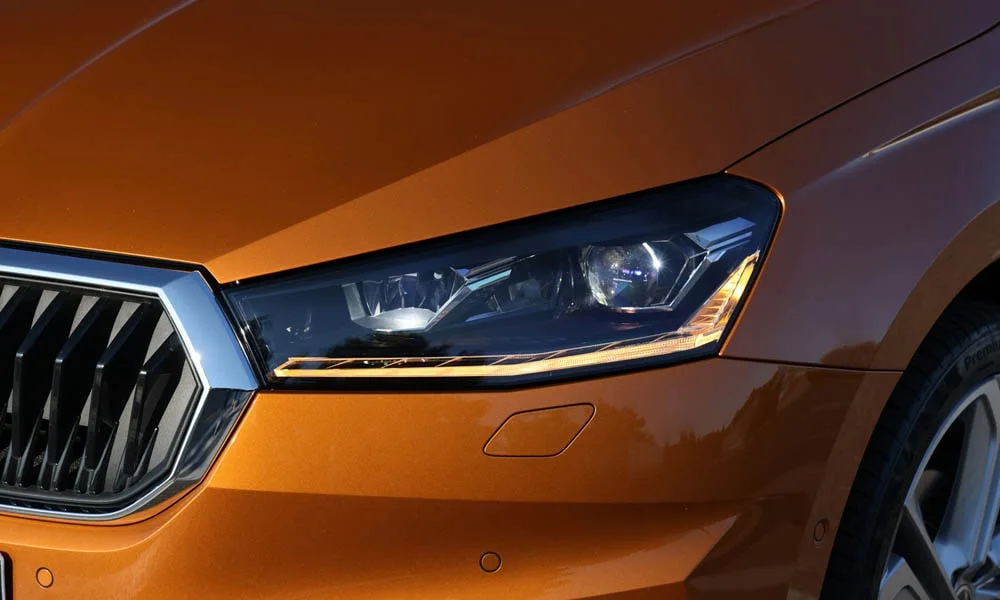Фото Skoda Fabia — передняя оптика. Начинка фары: модули ближнего и дальнего света, ходовые огни. Светодиодная оптика служит весь срок жизни машины без замены ламп Skoda Fabia — передняя оптика