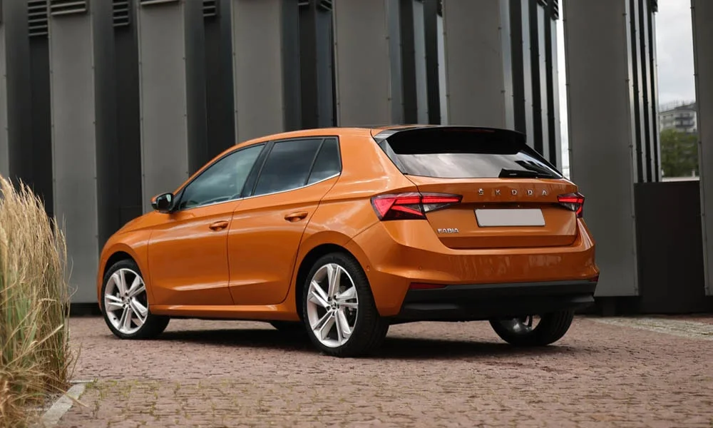Фото Skoda Fabia — вид сзади. Графика фонарей, бампер и оформление пятой двери. Насадки выхлопа или их имитация внизу бампера различают версии Skoda Fabia — вид сзади