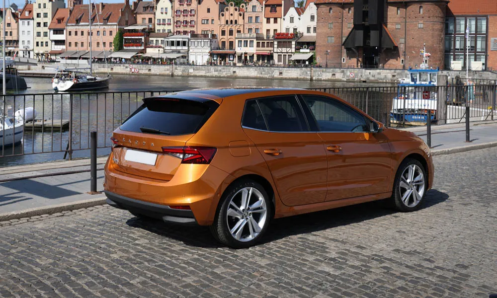 Фото Skoda Fabia — вид сзади, фото 2. Линия крыши, стойки и задняя дверь в оранжевом исполнении. Насадки выхлопа или их имитация внизу бампера различают версии Skoda Fabia — вид сзади, фото 2